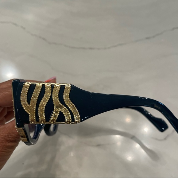 Luxury Fashion Frames - Picture 2 of 5